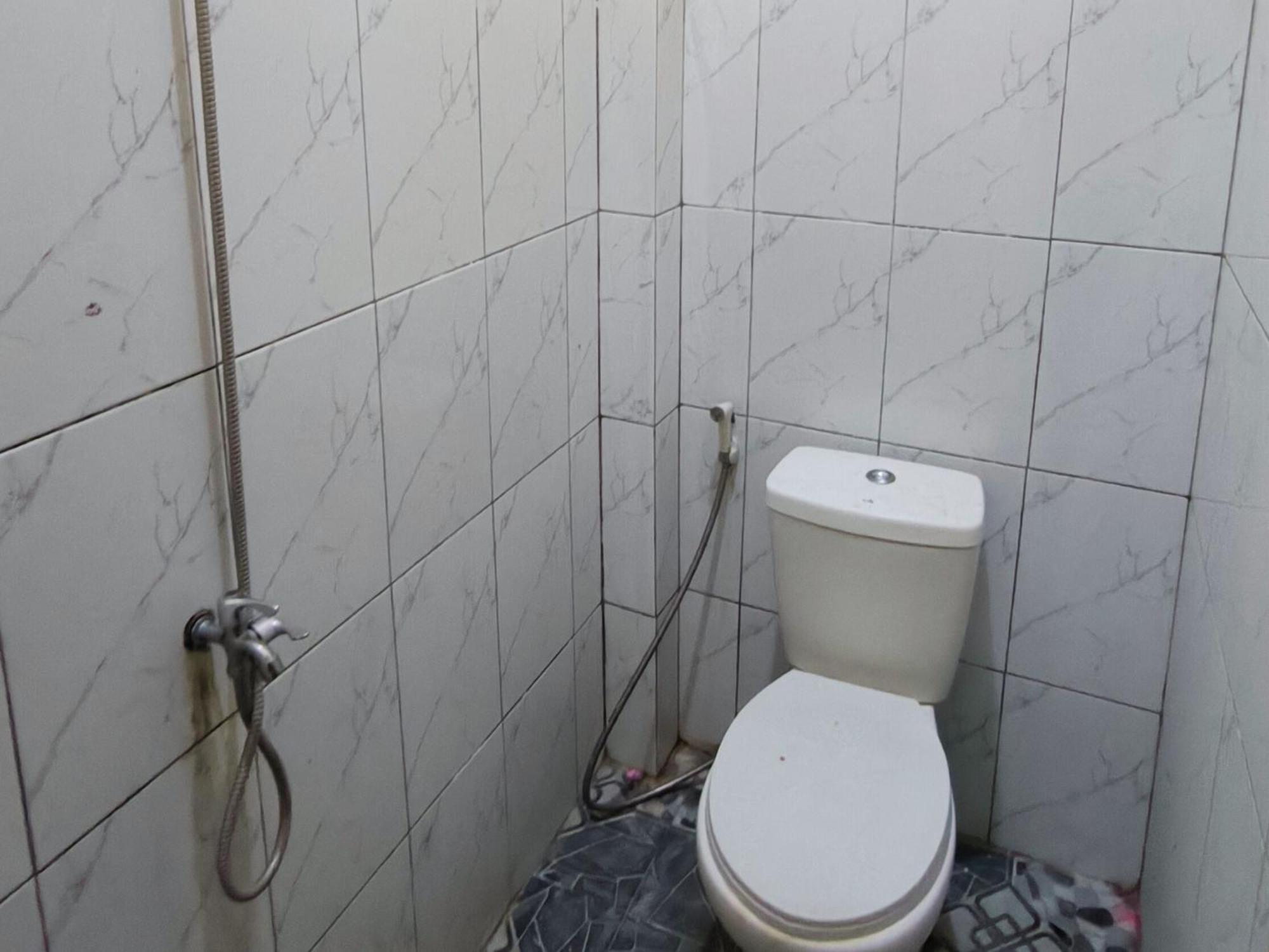 Nn Guesthouse Surakarta  Bagian luar foto