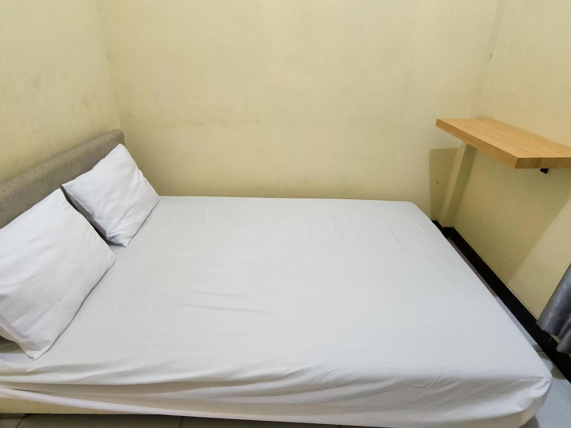 Nn Guesthouse Surakarta  Bagian luar foto