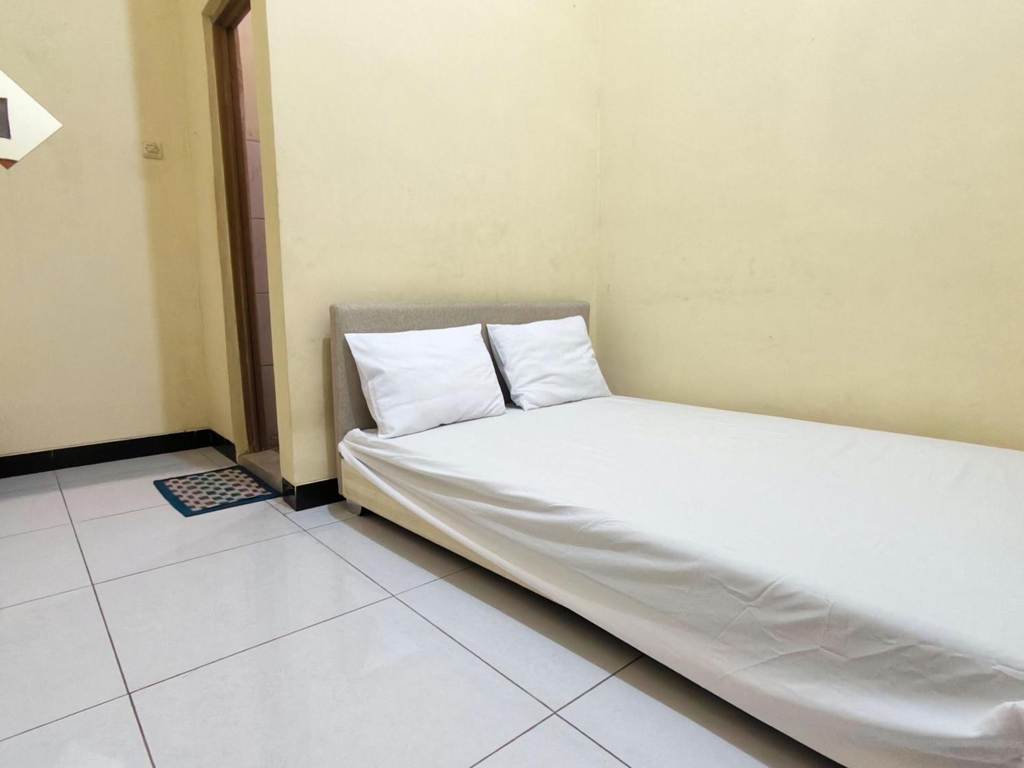 Nn Guesthouse Surakarta  Bagian luar foto