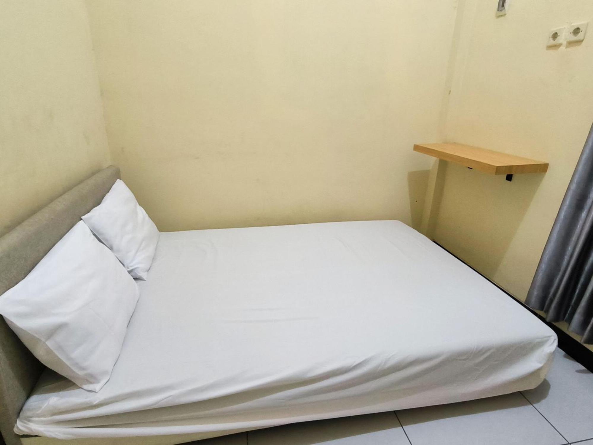 Nn Guesthouse Surakarta  Bagian luar foto