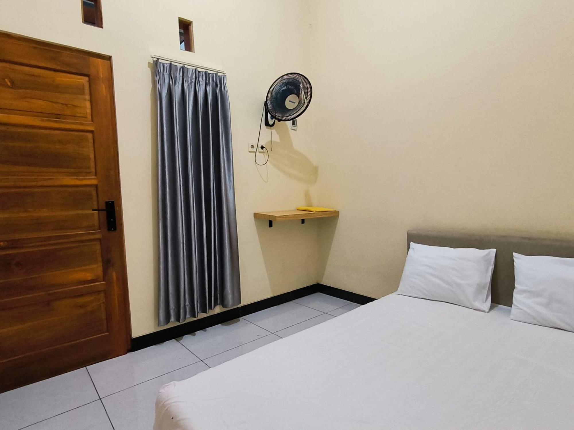 Nn Guesthouse Surakarta  Bagian luar foto