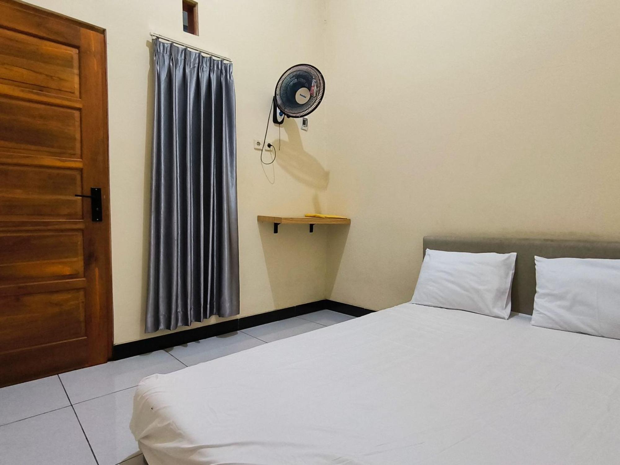 Nn Guesthouse Surakarta  Bagian luar foto
