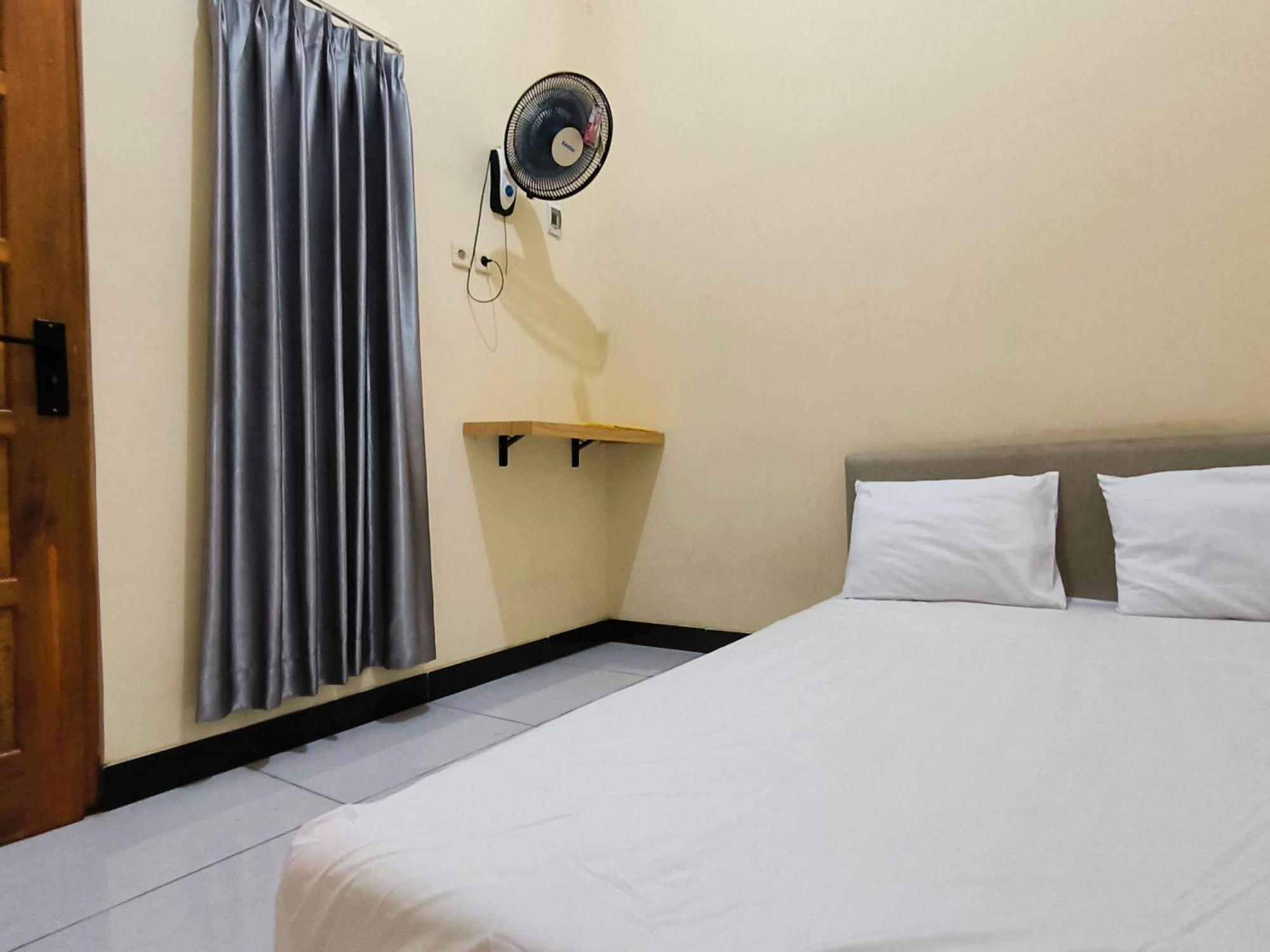 Nn Guesthouse Surakarta  Bagian luar foto