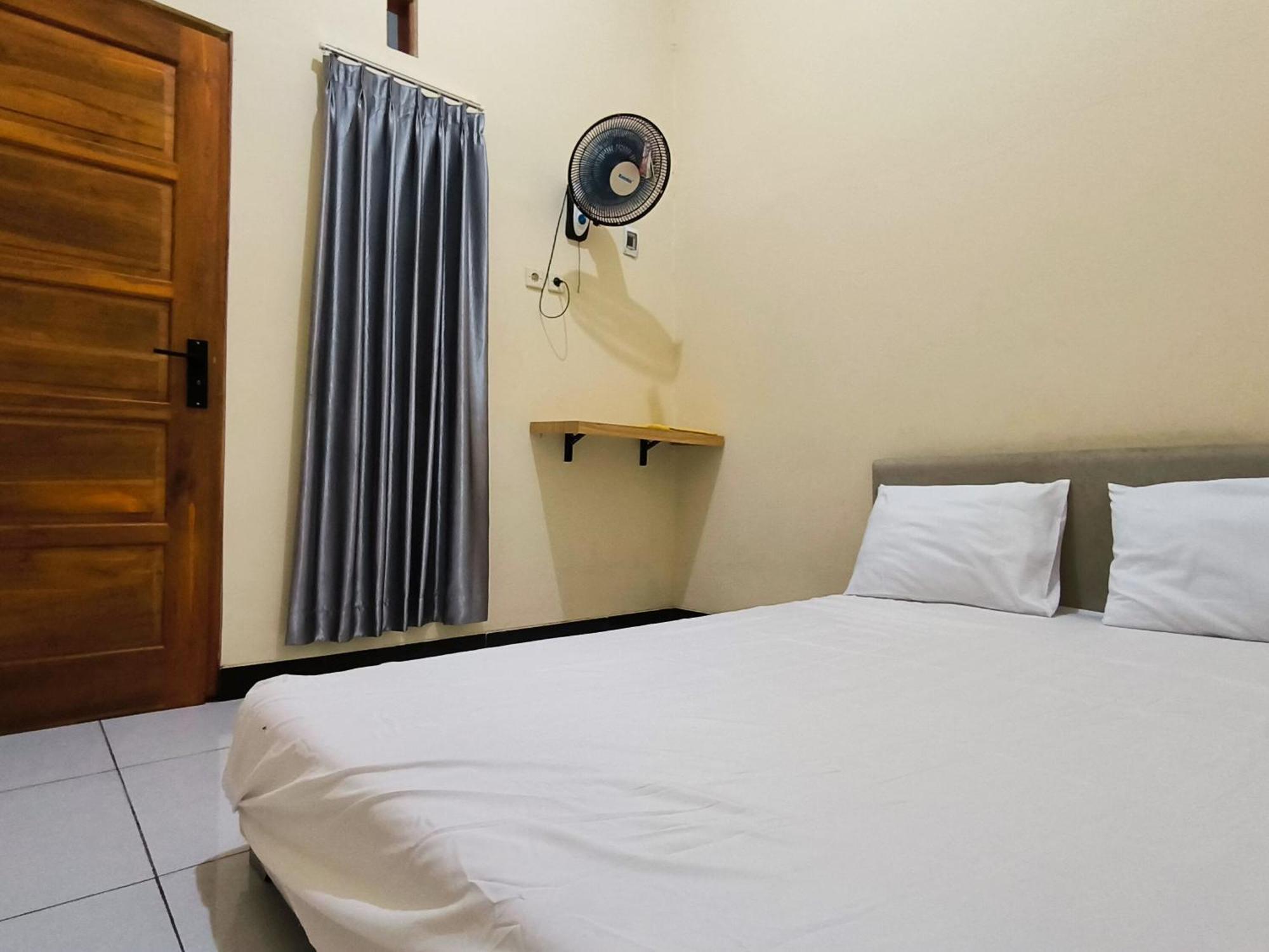 Nn Guesthouse Surakarta  Bagian luar foto