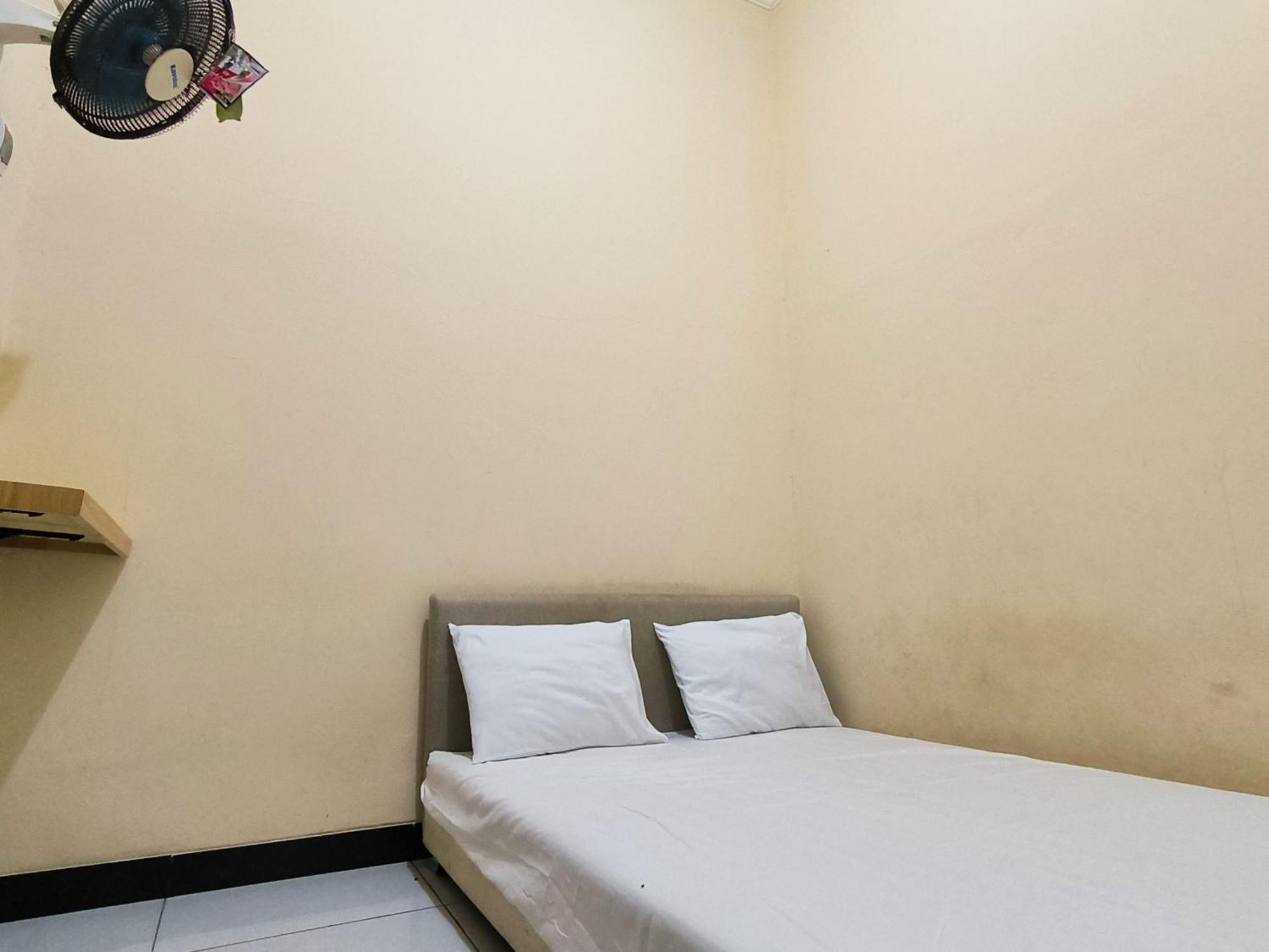 Nn Guesthouse Surakarta  Bagian luar foto