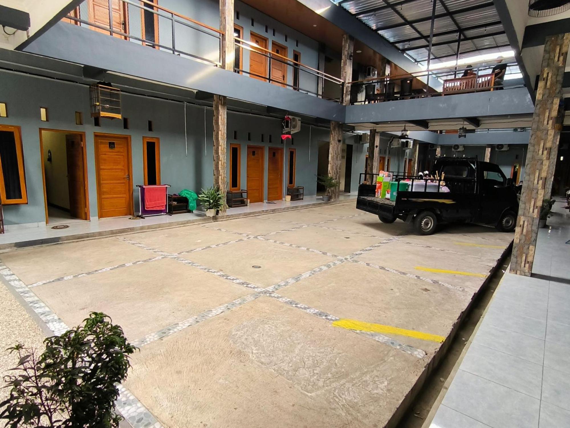 Nn Guesthouse Surakarta  Bagian luar foto